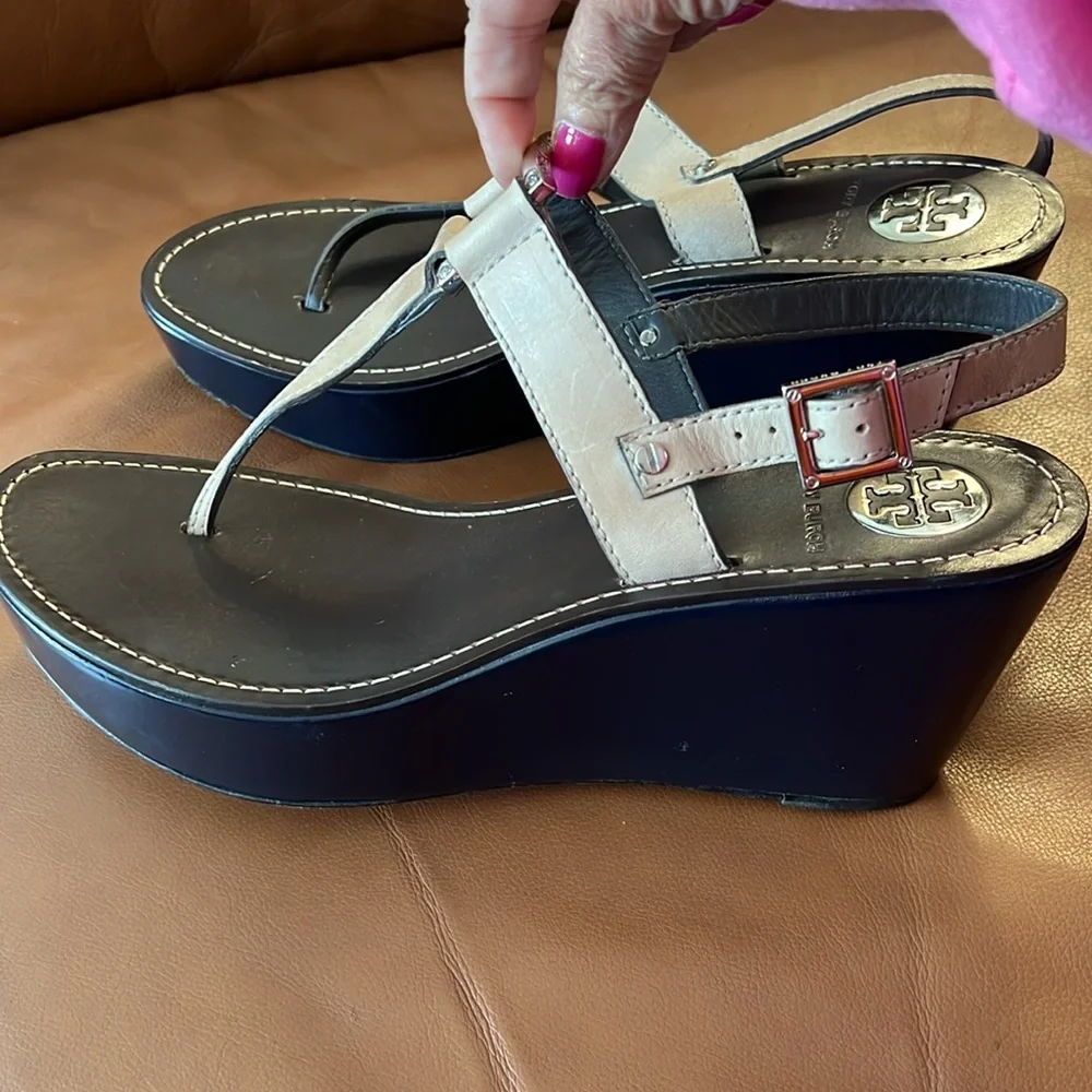 Tory Burch Thong Strap Wedge Sandals/ Neutral/Navy Size 9.5